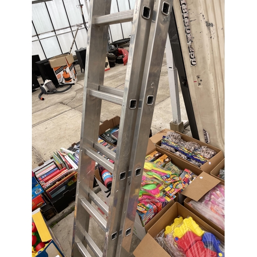 2071 - AN ALUMINIUM 22 RUNG TWO SECTION EXTENDABLE LADDER