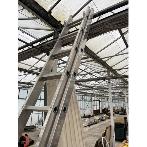 2071 - AN ALUMINIUM 22 RUNG TWO SECTION EXTENDABLE LADDER