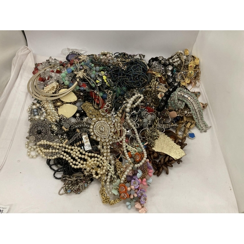 195 - A 7KG BAG OF ASSORTED COSTUME JEWELLERY