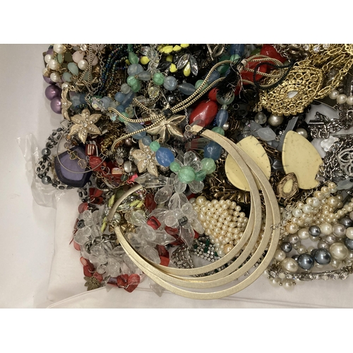 195 - A 7KG BAG OF ASSORTED COSTUME JEWELLERY