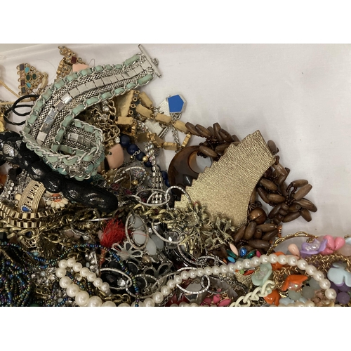 195 - A 7KG BAG OF ASSORTED COSTUME JEWELLERY