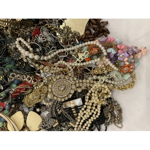 195 - A 7KG BAG OF ASSORTED COSTUME JEWELLERY