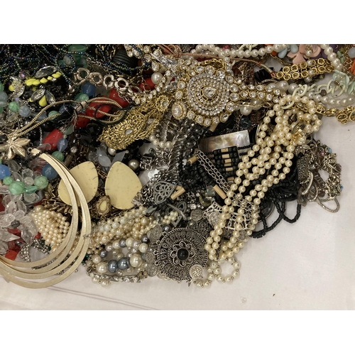 195 - A 7KG BAG OF ASSORTED COSTUME JEWELLERY