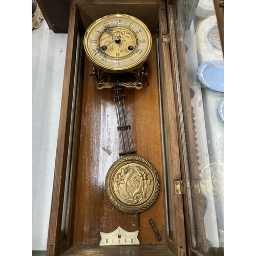 200 - A MAHOGANY CASED VIENNA WALL CLOCK WITH EAGLE DESIGN TOP, WITH PENDULUM AND KEY