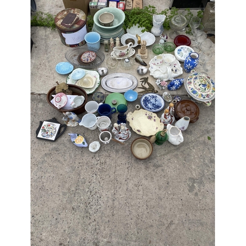 1790 - AN ASSORTMENT OF GLASS AND CERAMIC ITEMS TO INCLUDE BOWLS AND VASES ETC