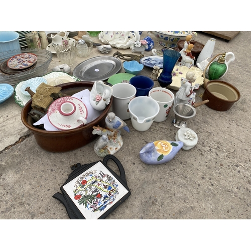 1790 - AN ASSORTMENT OF GLASS AND CERAMIC ITEMS TO INCLUDE BOWLS AND VASES ETC