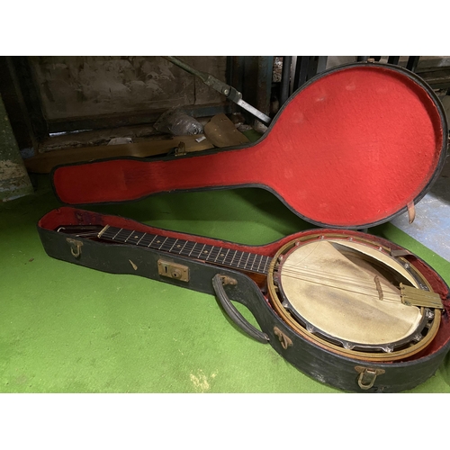 1083 - A VINTAGE CASED CLAVERO FIVE STRINGED FRENCH BANJO