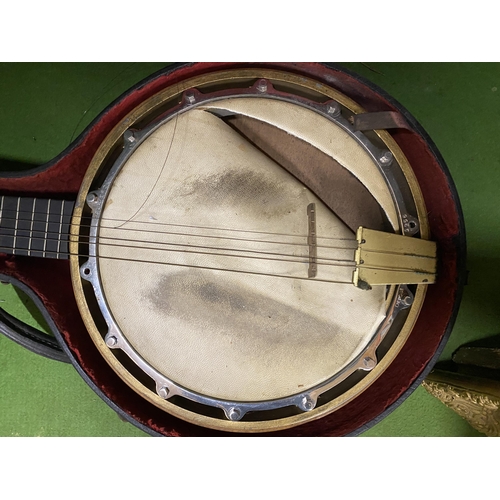 1083 - A VINTAGE CASED CLAVERO FIVE STRINGED FRENCH BANJO