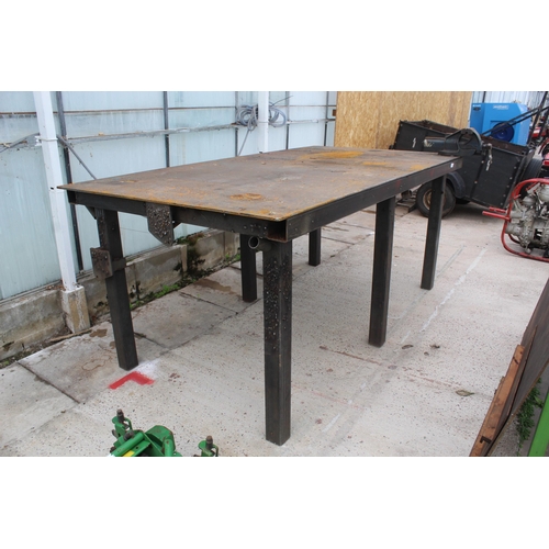 143 - A VERY HEAVY DUTY STEEL BENCH WITH A RECORD NO 34 VICE  + VAT