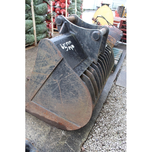 239 - A 13 TONNE RIDDLE BUCKET NO VAT