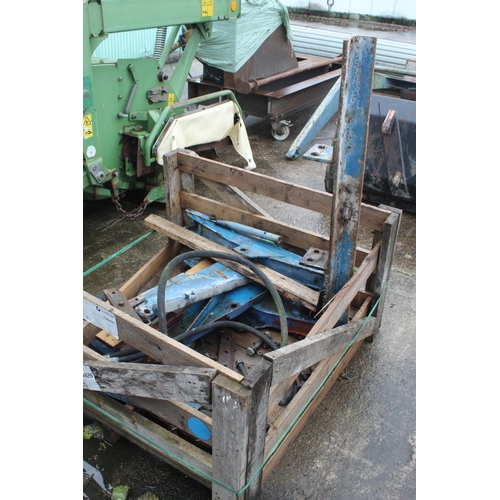 255 - MIL LOADER TO FIT FORD 3000/4000 TRACTOR COMPLETE WITH A PALLET OF ATTACHMENTS NO VAT