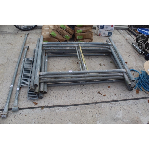 559 - SCAFFOLDING (7 PIECES), SLOT DRAINS (6 PIECES)  NO VAT