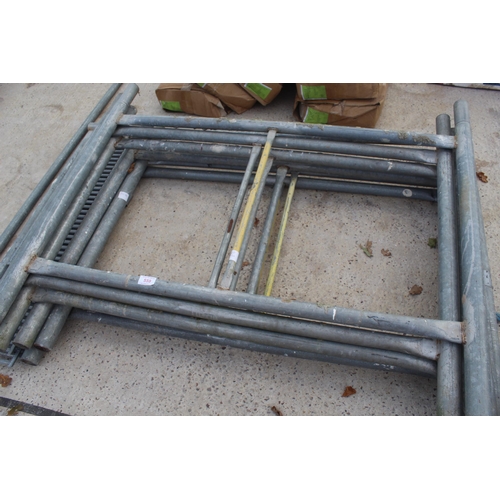 559 - SCAFFOLDING (7 PIECES), SLOT DRAINS (6 PIECES)  NO VAT