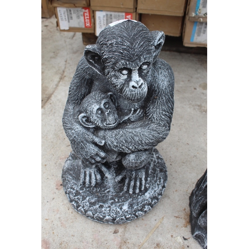 710 - MONKEY AND BABY STATUE  NO VAT