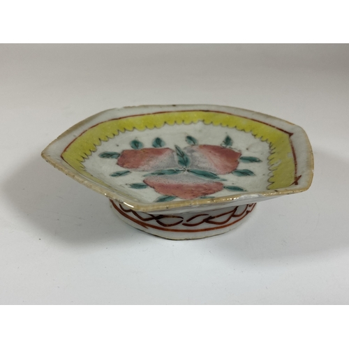 114 - A CHINESE 19TH CENTURY TONGZHI PORCELAIN DISH WITH PEACH DESIGN, DIAMETER 10 CM