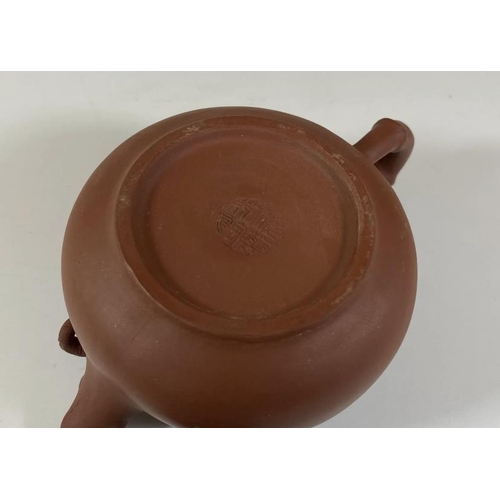 116 - A CHINESE YIXING CLAY TEAPOT, SIGNED, HEIGHT 8.5 CM