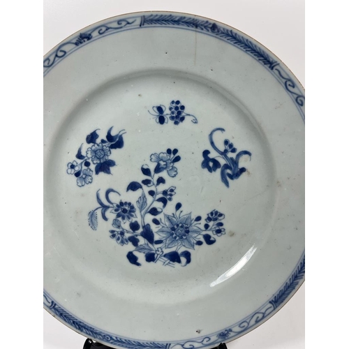 118 - A CHINESE 18TH CENTURY BLUE AND WHITE PORCELAIN FLORAL DESIGN PLATE, UNMARKED TO BASE, DIAMETER 23 C... 