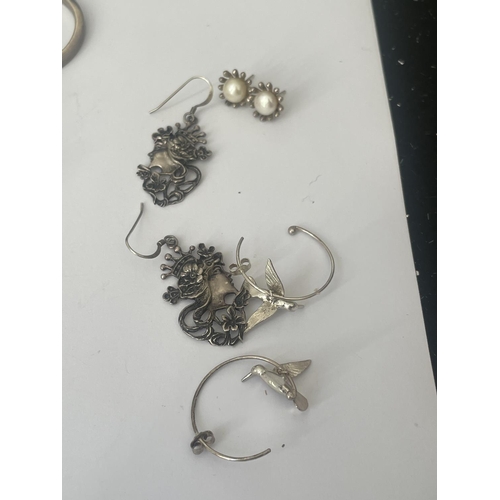 525 - A BAG OF SILVER EARRINGS