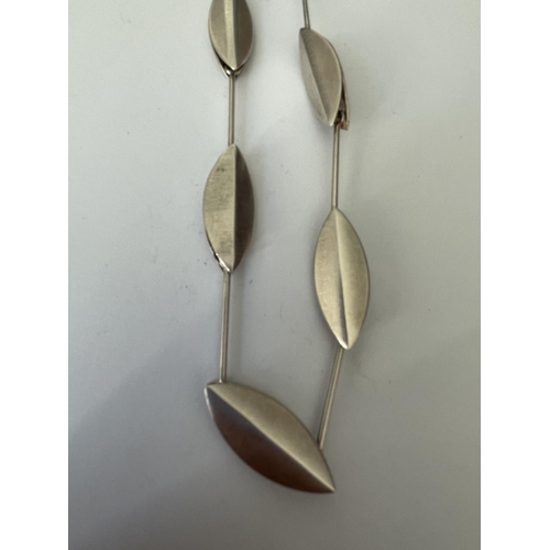 530 - A DESIGNER SILVER NECKLACE BY KATHY LYNN MAYEDA