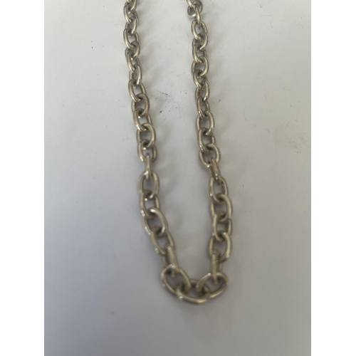 558 - A SILVER T-BAR CHAIN