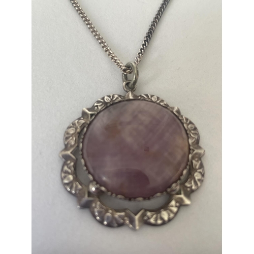 570 - A BOXED SILVER AND AGATE NECKLACE