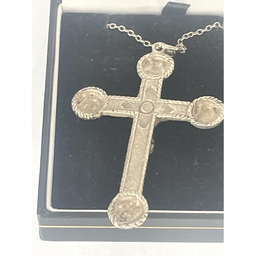 585 - A CONTINENTAL SILVER CROSS AND CHAIN