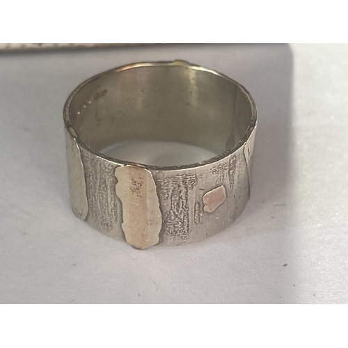 601 - A 9CT GOLD AND SILVER BAND