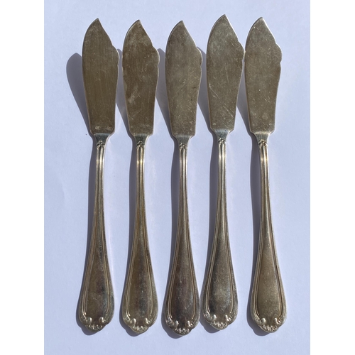 61 - A SET OF FIVE FRENCH FELIX FRERES SILVER PLATED FISH KNIVES, STAMPED, LENGTH 19 CM