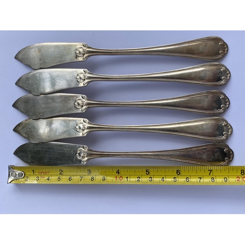 61 - A SET OF FIVE FRENCH FELIX FRERES SILVER PLATED FISH KNIVES, STAMPED, LENGTH 19 CM