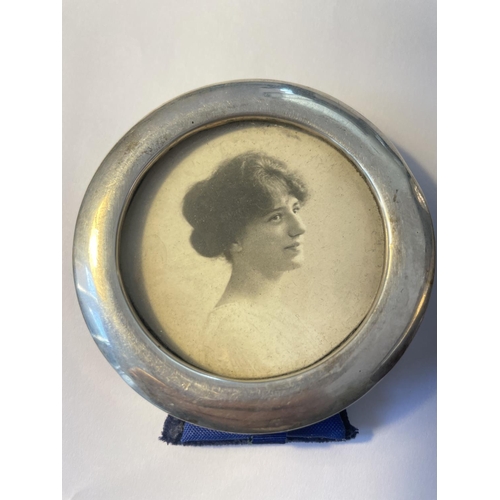 16 - A MARKED 800 SILVER CIRCULAR PHOTOGRAPH FRAME DIAMETER 7.5CM AND A MARKED 925 SILVER LUIGI PESARESI ... 