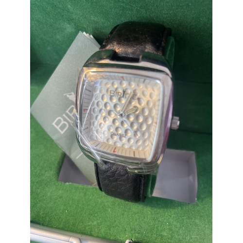 607 - AN AS NEW AND BOXED GOLF THEMED BIRDIE WATCH AND PEN SET SEEN WORKING BUT NO WARRANTY