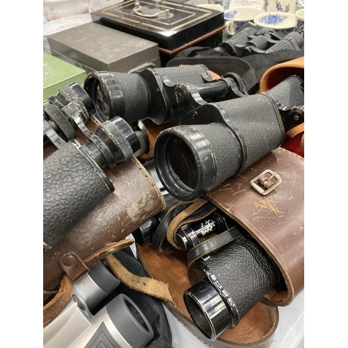 237 - A COLLECTION OF BINOCULARS TO INCLUDE VINTAGE CASED EXAMPLES ETC