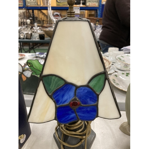 259 - A TABLE LAMP WITH TIFFANY STYLE LEADED GLASS SHADE