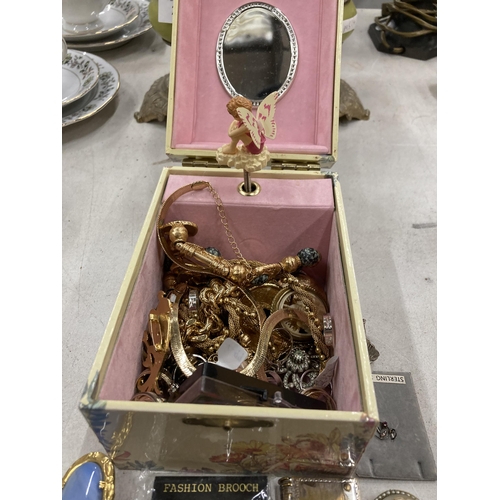 262 - A MIXED LOT OF COSTUME JEWELLERY TO INCLUDE A CAMEO BROOCH, YELLOW METAL JEWELLERY ETC