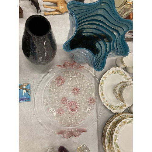 267 - A MIXED LOT TO INCLUDE BLUE ART GLASS PINCHED DESIGN VASE, BIRD PLAQUE, PAIR OF CRANBERRY CUT GLASS ... 