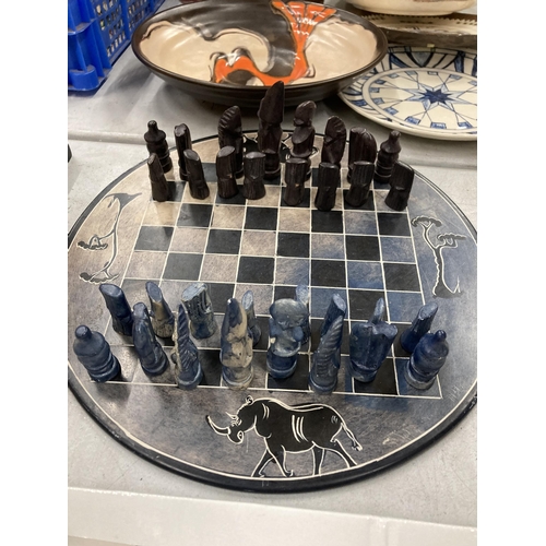 283 - A AFRICAN DESIGN CHESS SET AND BOARD