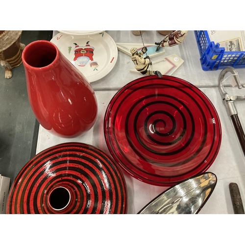 288 - A GROUP OF MODERN DECORATIVE ITEMS, GLASS BOWL, MOSAIC DESIGN BOWL, RED GLASS VASE, SPIRAL VASE ETC