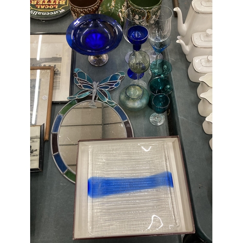 296 - A MIXED LOT OF COLOURED GLASSWARE TO INCLUDE ART GLASS BOWL, BUTTERFLY LEADED GLASS DESIGN MIRROR, G... 