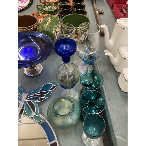 296 - A MIXED LOT OF COLOURED GLASSWARE TO INCLUDE ART GLASS BOWL, BUTTERFLY LEADED GLASS DESIGN MIRROR, G... 