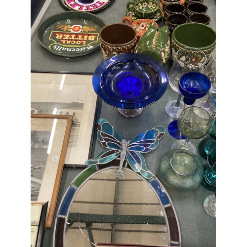 296 - A MIXED LOT OF COLOURED GLASSWARE TO INCLUDE ART GLASS BOWL, BUTTERFLY LEADED GLASS DESIGN MIRROR, G... 