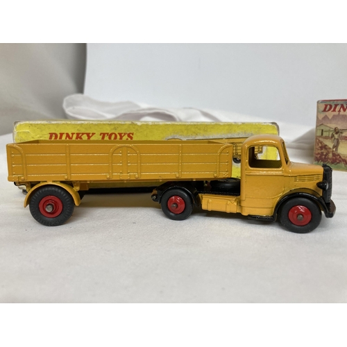 371 - TWO BOXED DINKY MODELS NO. 409 - A BEDFORD ARTICULATED LORRY WITH WINDOWS AND NO. 959 - A FODEN DUMP... 