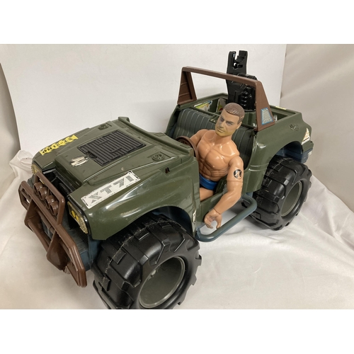 376 - A QUANTITY OF ACTION MAN TOYS TO INCLUDE FOUR ACTION MEN, AN ARMY JEEP, CLOTHES, ACCESSORIES, ETC