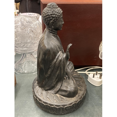 129 - A MEDITATING SEATED BUDDAH FIGURE, HEIGHT 31CM