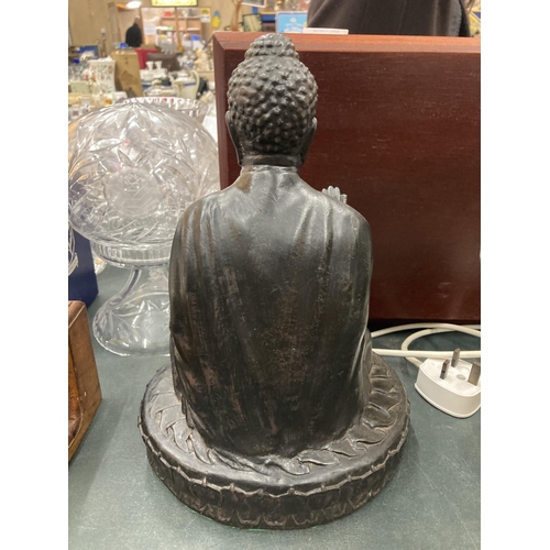 129 - A MEDITATING SEATED BUDDAH FIGURE, HEIGHT 31CM