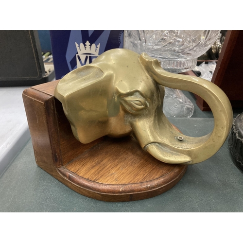 131 - A HEAVY BRASS ELEPHANTS HEAD WALL SCONCE