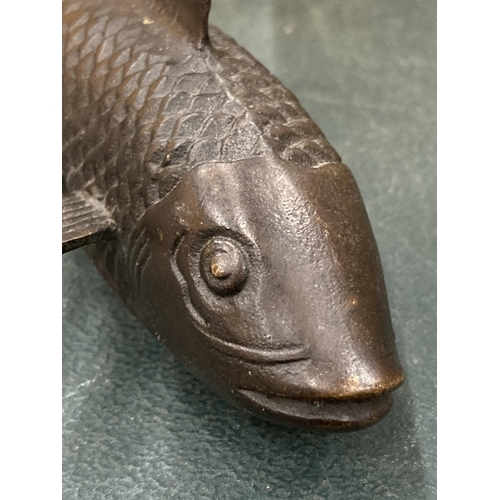 134 - AN ORIENTAL BRONZE FISH, LENGTH 16CM