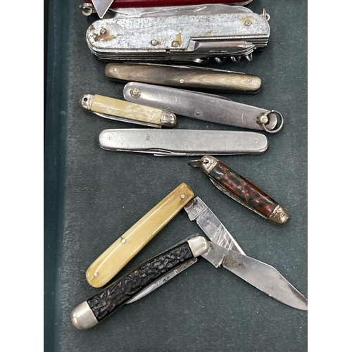 135 - A COLLECTION OF VINTAGE PEN KNIVES TO INCLUDE A SWISS ARMY STYLE, ETC - 10 IN TOTAL