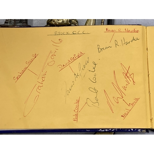 141 - A VINTAGE AUTOGRAPH BOOK CONTAINING A COLLECTION OF CRICKETERS AUTOGRAPHS TO INCLUDE GRAHAM GOOCH, M... 