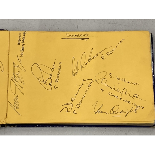 141 - A VINTAGE AUTOGRAPH BOOK CONTAINING A COLLECTION OF CRICKETERS AUTOGRAPHS TO INCLUDE GRAHAM GOOCH, M... 