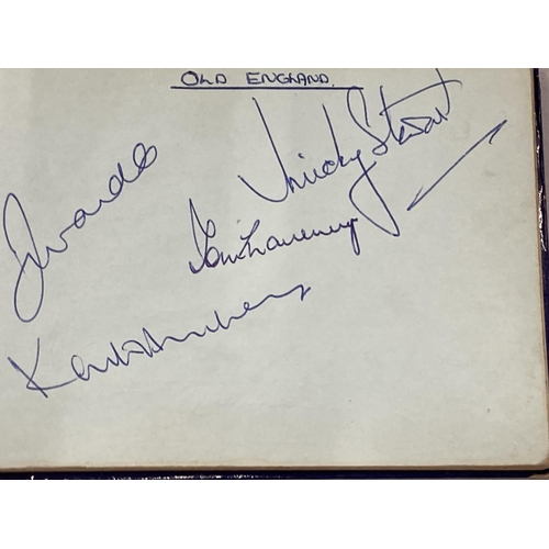 141 - A VINTAGE AUTOGRAPH BOOK CONTAINING A COLLECTION OF CRICKETERS AUTOGRAPHS TO INCLUDE GRAHAM GOOCH, M... 